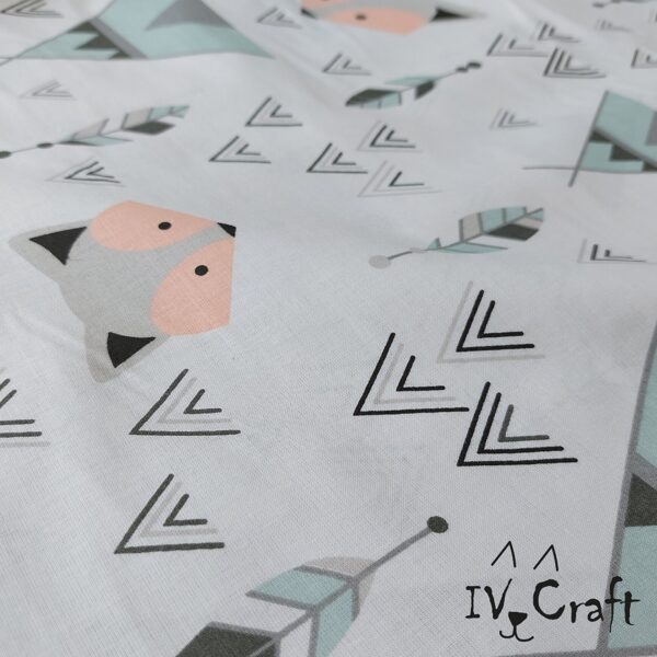 Kokvilnas audums ar mint krāsas lapsām un vigvamiem uz balta fona