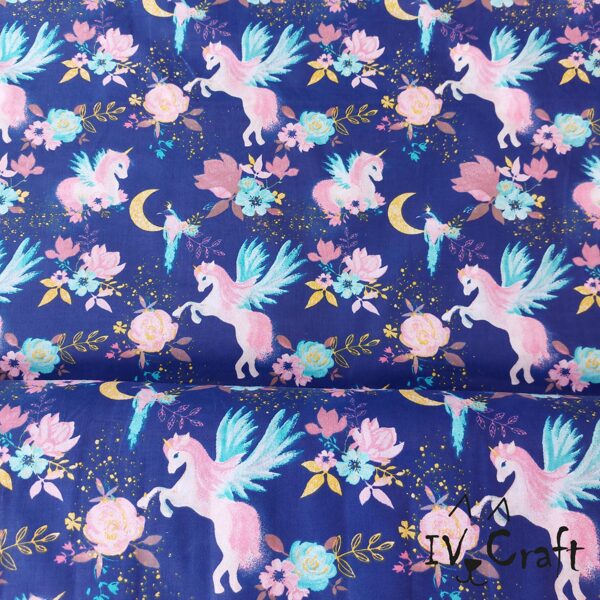 Kokvilnas audums vienradži ar putniem uz tumši zila fona