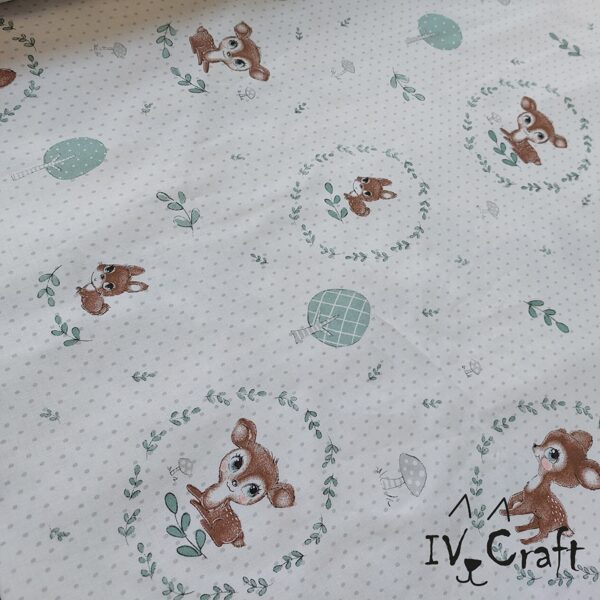 Kokvilnas audums stirnas un zaķi uz balta fona ar pelēkām pumpiņām