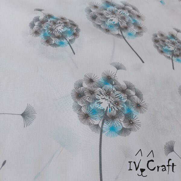 Kokvilnas audums ar pieneņu pūkām uz balta fona