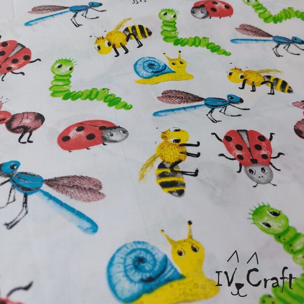 Kokvilnas audums krāsainie kukainīši uz balta fona