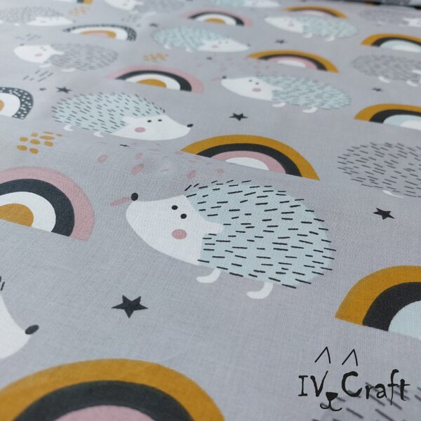 Kokvilnas audums eži ar varavīksnēm uz pelēka fona