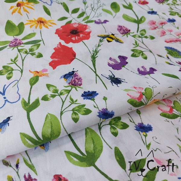 Kokvilnas audums pļavas ziedi uz balta fona