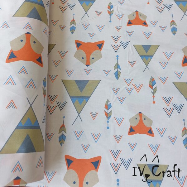 Kokvilnas audums ar oranžām lapsām un vigvamiem uz balta fona