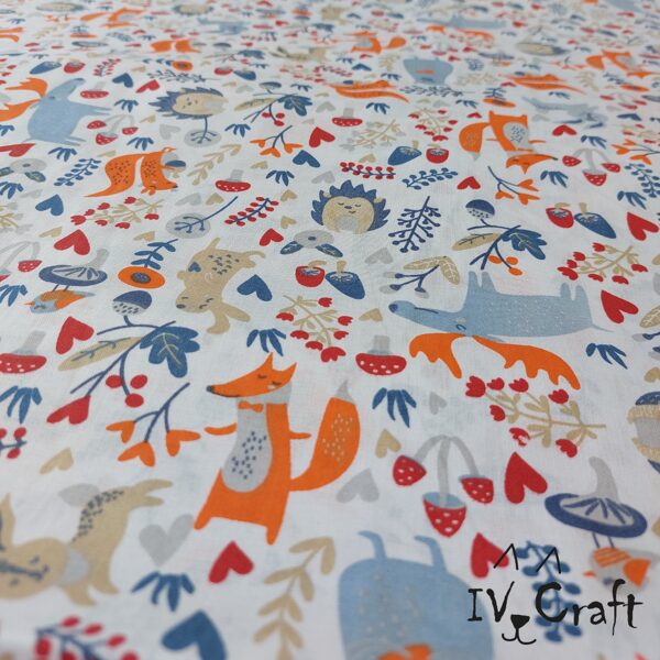 Kokvilnas audums ar ziliem aļņiem un citiem zvēriem uz balta fona