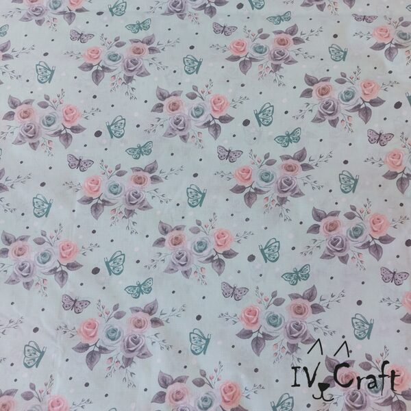 Kokvilnas audums ar ziediem, rozēm un taureņiem uz mint krāsas fona