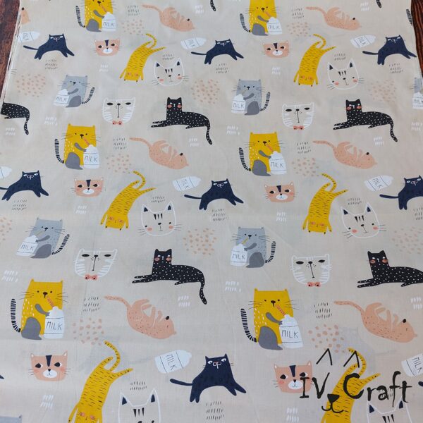 Kokvilnas audums ar oranžiem kaķiem uz bēša fona