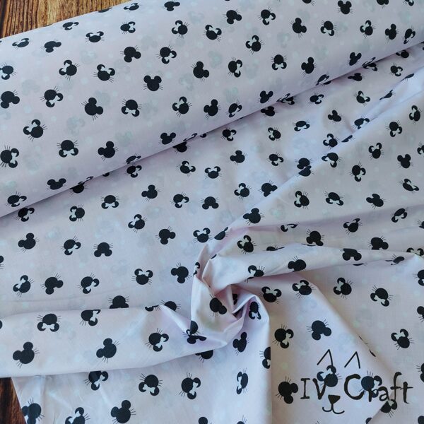 Kokvilnas audums ar mazām, melnām MIKI pelēm uz rozā fona