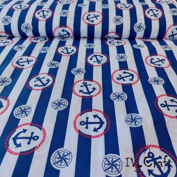 Kokvilnas audums ar enkuriem uz zili strīpaina fona